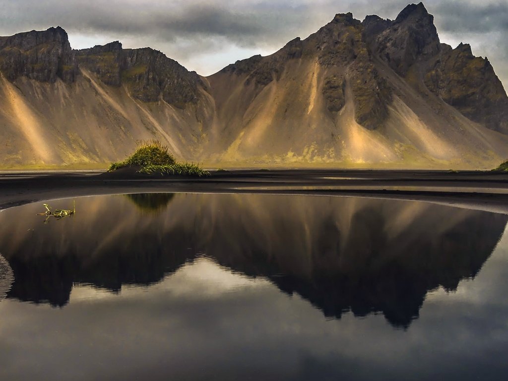 Обои озеро, горы, отражение, исландия, vestrahorn, coastal mountain range, stokksnes, lake, mountains, reflection, iceland разрешение 2048x1108 Загрузить