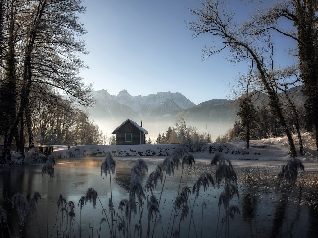 Обои гора, небо, домик, облака, деревья, вода, озеро, снег, природа, зима, mountain, the sky, house, clouds, trees, water, lake, snow, nature, winter разрешение 1920x1279 Загрузить