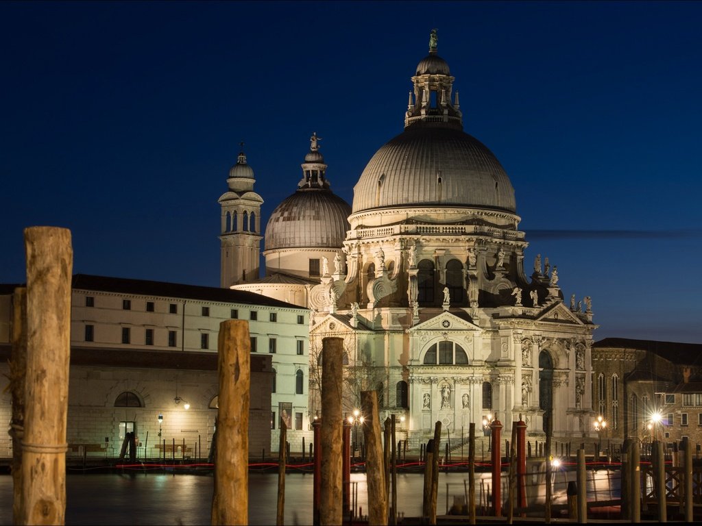 Обои ночь, огни, столбы, собор, венеция, канал, италия, night, lights, posts, cathedral, venice, channel, italy разрешение 1920x1262 Загрузить