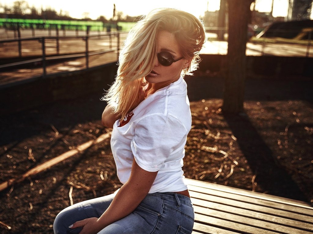 Обои девушка, взгляд, очки, джинсы, волосы, лицо, губки, girl, look, glasses, jeans, hair, face, sponge разрешение 1920x1280 Загрузить