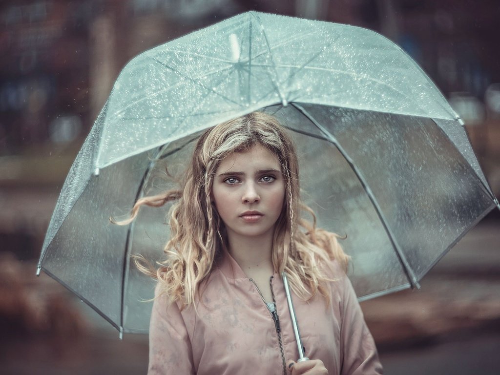 Обои девушка, капли, взгляд, волосы, зонт, лицо, косички, lisa erickson, girl, drops, look, hair, umbrella, face, braids разрешение 2048x1365 Загрузить