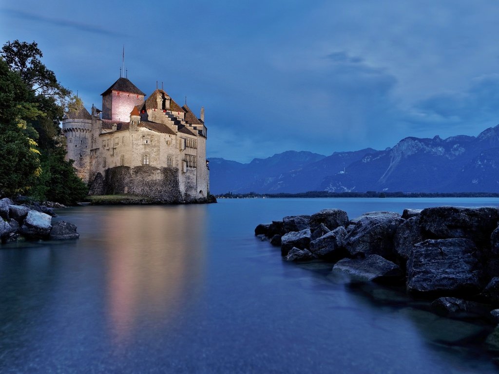 Обои ночь, огни, вода, замок, швейцария, шильонский замок, night, lights, water, castle, switzerland, chillon castle разрешение 2048x1152 Загрузить