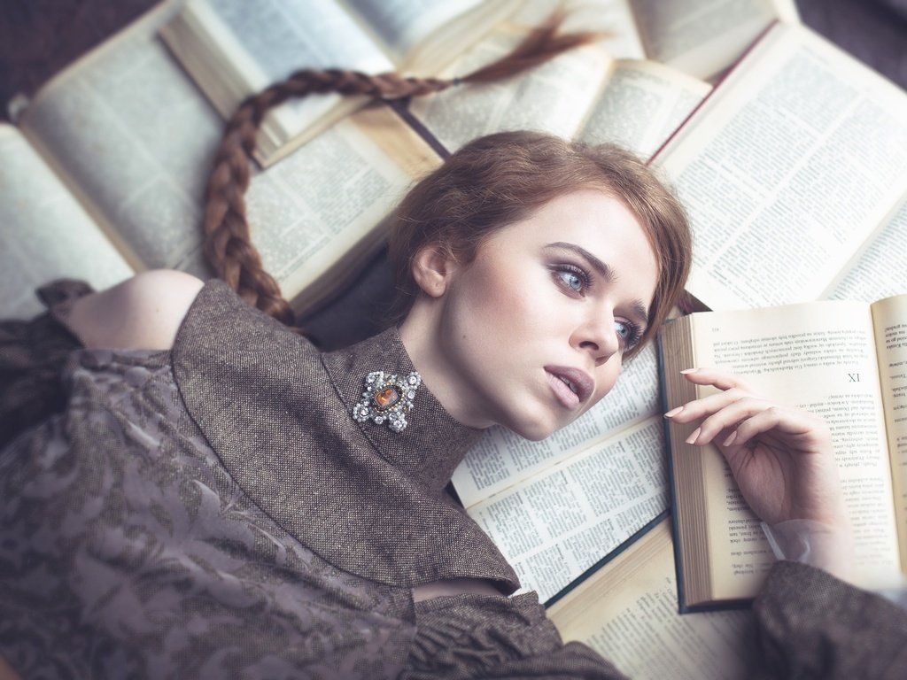 Обои девушка, взгляд, книги, волосы, коса, брошь, sandra plajzer, girl, look, books, hair, braid, brooch разрешение 2047x1365 Загрузить