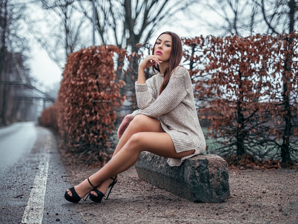 Обои деревья, девушка, взгляд, волосы, сидя, высокие каблуки, trees, girl, look, hair, sitting, high heels разрешение 2048x1365 Загрузить