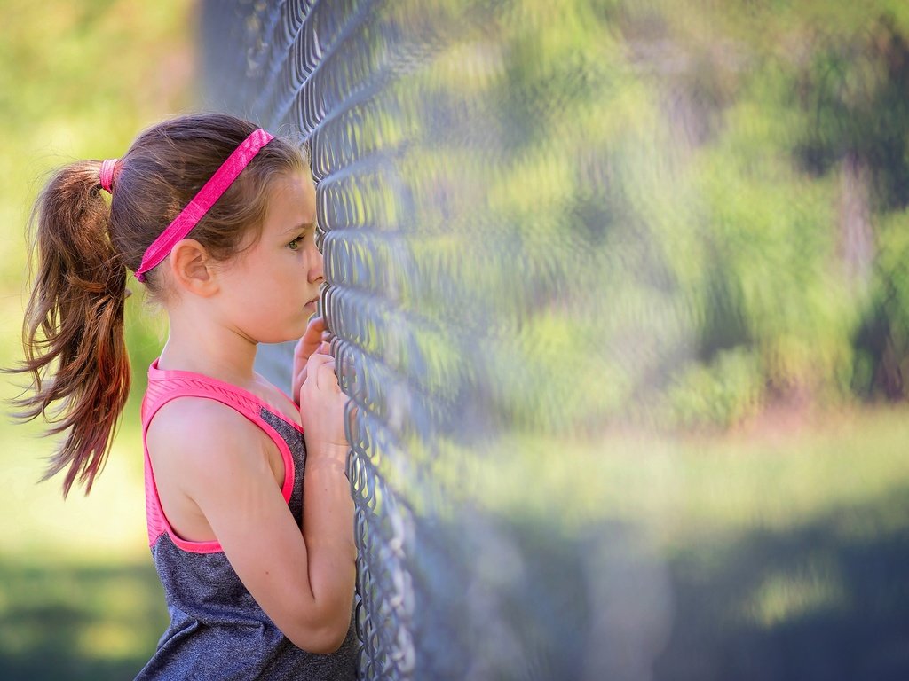 Обои забор, дети, девочка, сетка, профиль, рабица, the fence, children, girl, mesh, profile, netting разрешение 5760x3840 Загрузить