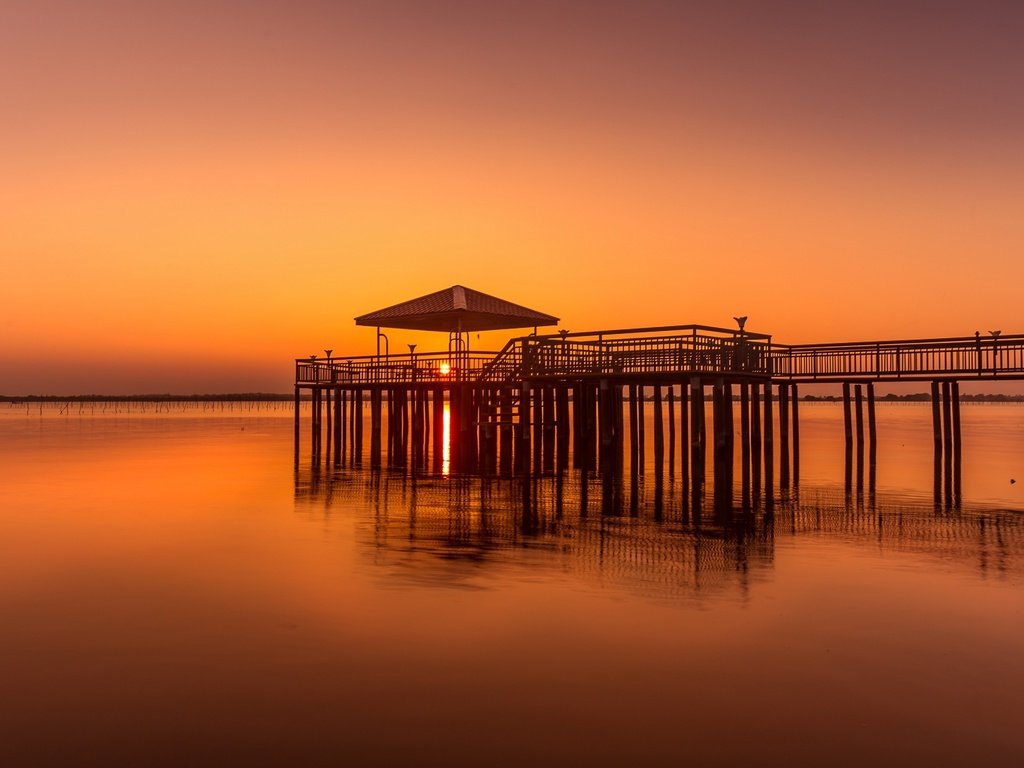 Обои озеро, закат, море, горизонт, пирс, беседка, зарево, lake, sunset, sea, horizon, pierce, gazebo, glow разрешение 2048x1234 Загрузить