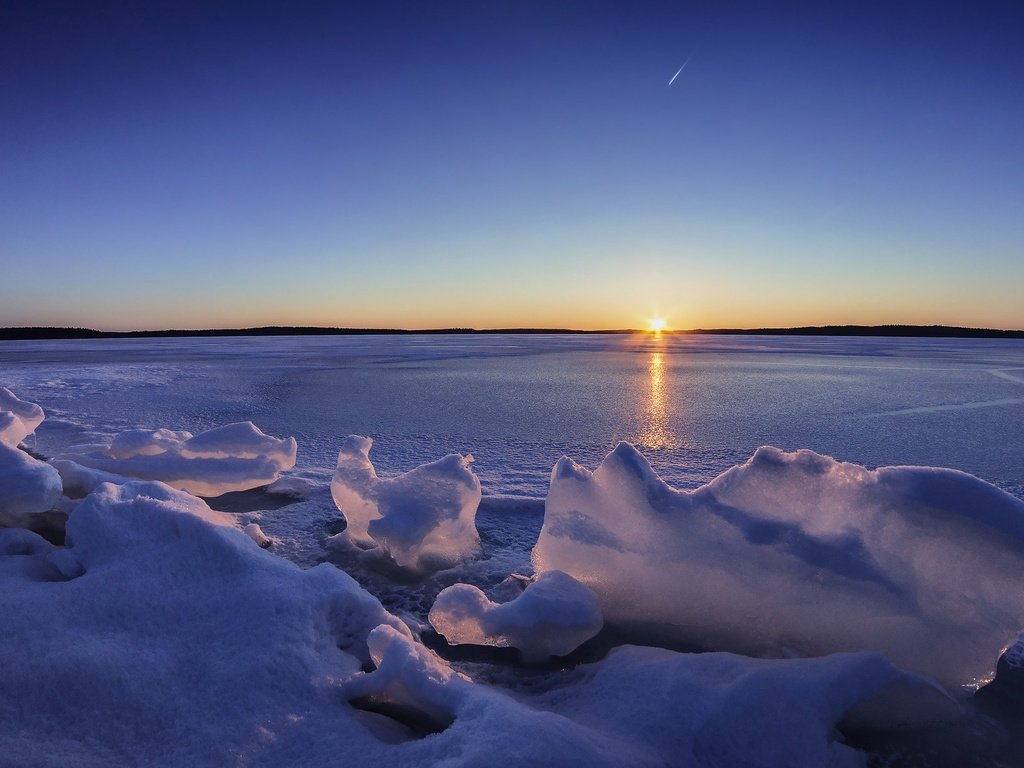 Обои небо, озеро, закат, зима, горизонт, лёд, финляндия, lake karijärvi, the sky, lake, sunset, winter, horizon, ice, finland разрешение 2048x1152 Загрузить