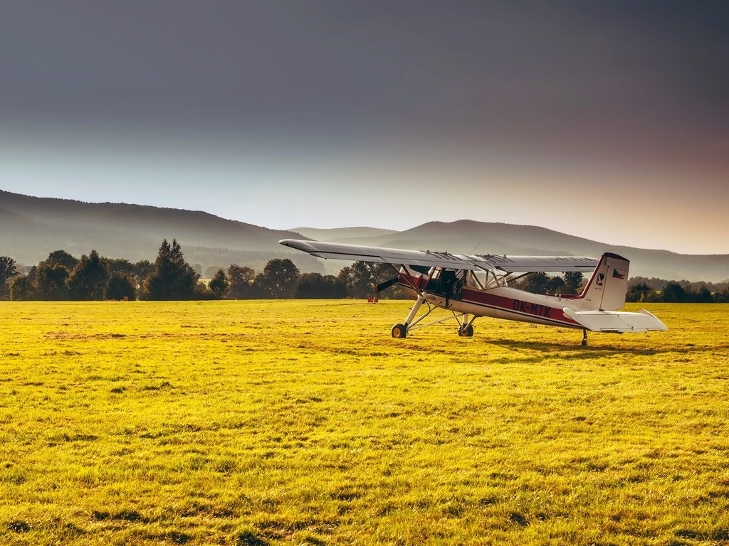 Обои трава, горы, лес, самолет, поле, дымка, солнечно, grass, mountains, forest, the plane, field, haze, sunny разрешение 2200x1461 Загрузить