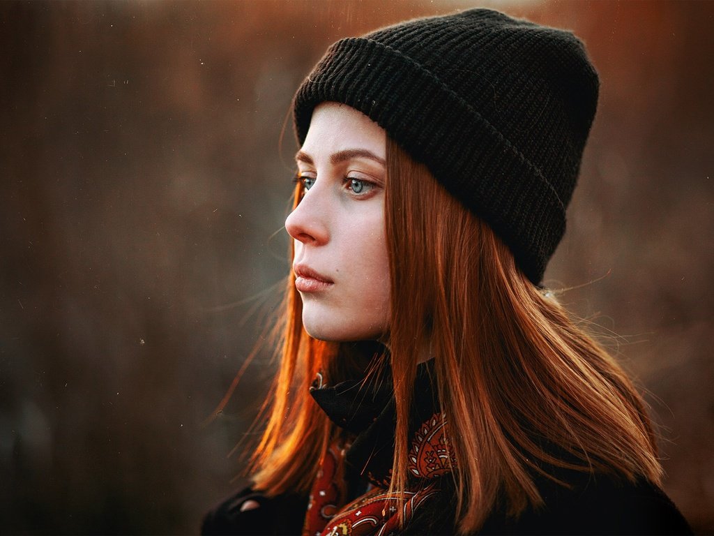 Обои девушка, взгляд, профиль, волосы, шапка, рыжеволосая, girl, look, profile, hair, hat, redhead разрешение 2200x1505 Загрузить