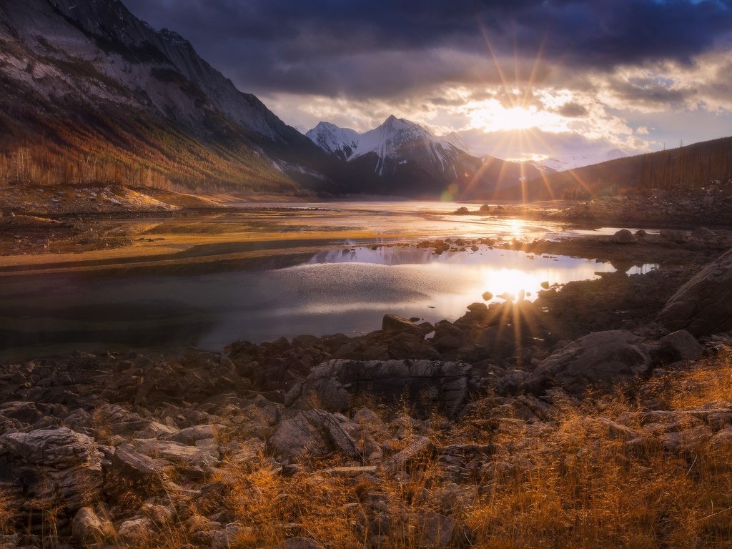 Обои облака, озеро, горы, утро, рассвет, канада, провинция альберта, clouds, lake, mountains, morning, dawn, canada, alberta разрешение 2048x1152 Загрузить