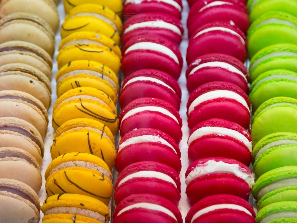 Обои разноцветные, сладкое, печенье, десерт, пирожное, макаруны, colorful, sweet, cookies, dessert, cake, macaroon разрешение 2100x1308 Загрузить