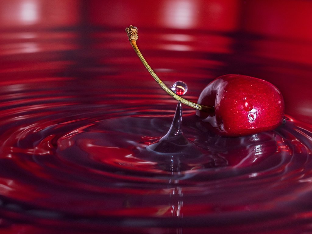 Обои вода, макро, капля, черешня, вишня, всплеск, яг, water, macro, drop, cherry, splash, yag разрешение 2880x1913 Загрузить