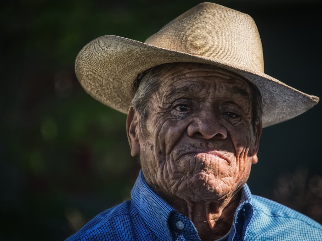 Обои портрет, взгляд, лицо, мужчина, шляпа, старик, морщины, portrait, look, face, male, hat, the old man, wrinkles разрешение 2560x1709 Загрузить