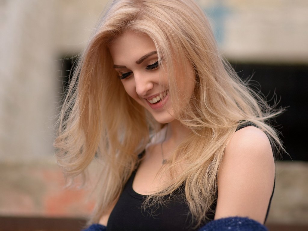 Обои девушка, блондинка, улыбка, взгляд, волосы, лицо, olia gedz, girl, blonde, smile, look, hair, face разрешение 2560x1707 Загрузить