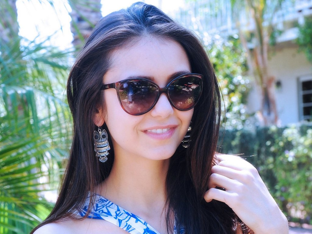 Обои девушка, улыбка, брюнетка, очки, нина добрев, girl, smile, brunette, glasses, nina dobrev разрешение 1920x1200 Загрузить