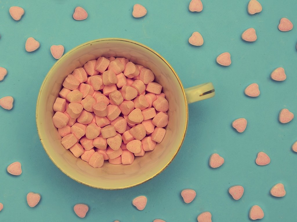 Обои фон, конфеты, кружка, много, чашка, сердечки, конфетки, background, candy, mug, a lot, cup, hearts разрешение 2048x1356 Загрузить