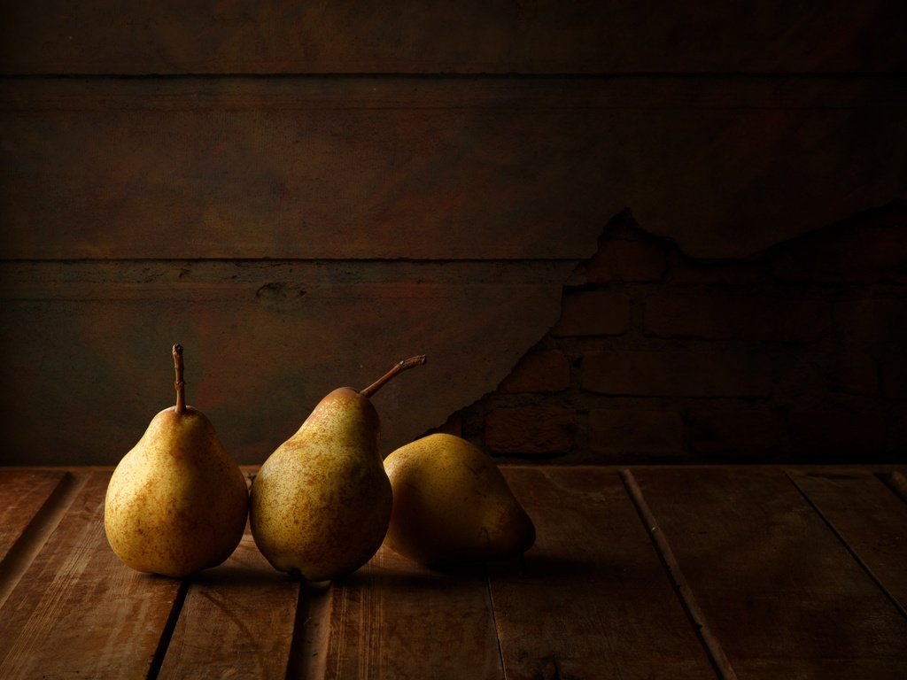 Обои фрукты, черный фон, груши, fruit, black background, pear разрешение 2048x1463 Загрузить