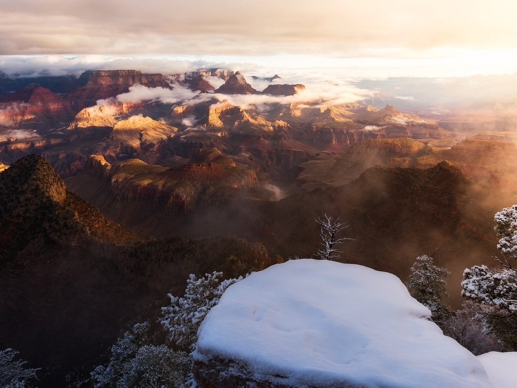 Обои небо, свет, облака, снег, зима, туман, каньон, the sky, light, clouds, snow, winter, fog, canyon разрешение 2048x1367 Загрузить