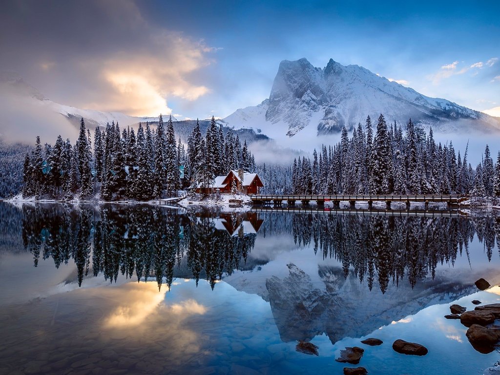 Обои облака, вода, горы, мостик, лес, зима, отражение, домик, clouds, water, mountains, the bridge, forest, winter, reflection, house разрешение 2048x1365 Загрузить