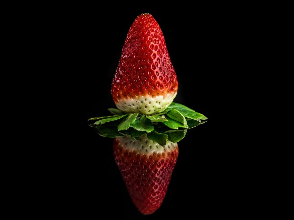 Обои отражение, ягода, клубника, черный фон, reflection, berry, strawberry, black background разрешение 4000x2647 Загрузить