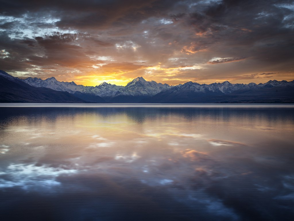 Обои озеро, горы, скалы, закат, тучи, отражение, гладь, lake, mountains, rocks, sunset, clouds, reflection, surface разрешение 2048x1365 Загрузить