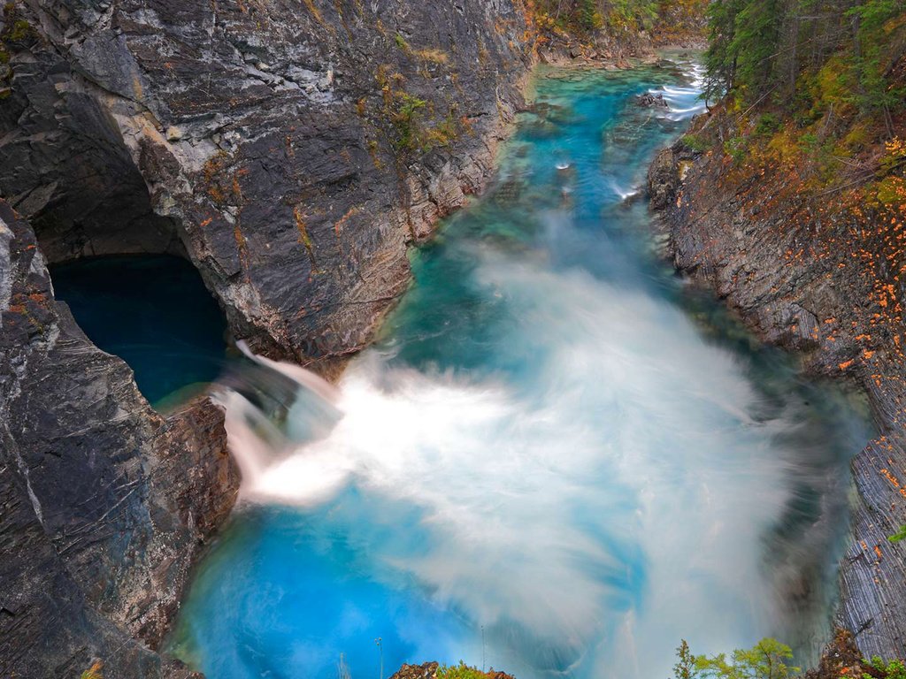 Обои скалы, водопад, канада, британская колумбия, кросс-ривер-фолс, rocks, waterfall, canada, british columbia, cross-river falls разрешение 1920x1080 Загрузить