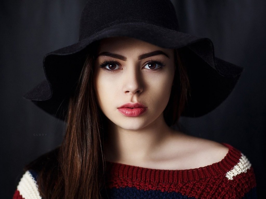 Обои девушка, портрет, взгляд, модель, волосы, губы, лицо, шляпа, girl, portrait, look, model, hair, lips, face, hat разрешение 2560x1600 Загрузить