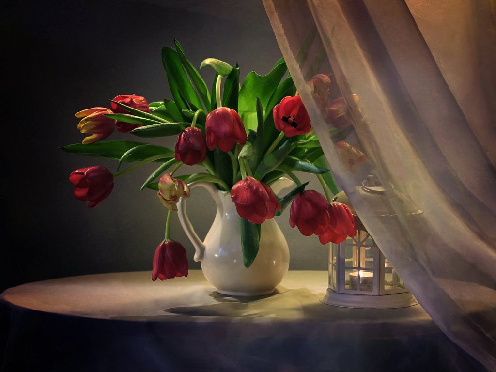 Обои занавеска, цветы, фонарь, ткань, тюльпаны, свеча, кувшин, столик, натюрморт, curtain, flowers, lantern, fabric, tulips, candle, pitcher, table, still life разрешение 2552x1941 Загрузить