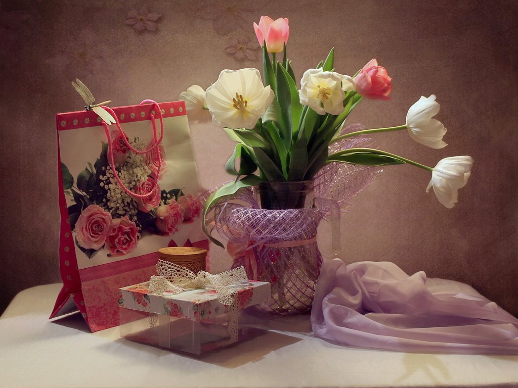 Обои натюрморт, цветы, стрекоза, ткань, сумочка, тюльпаны, ваза, коробка, столик, still life, flowers, dragonfly, fabric, handbag, tulips, vase, box, table разрешение 2416x1918 Загрузить