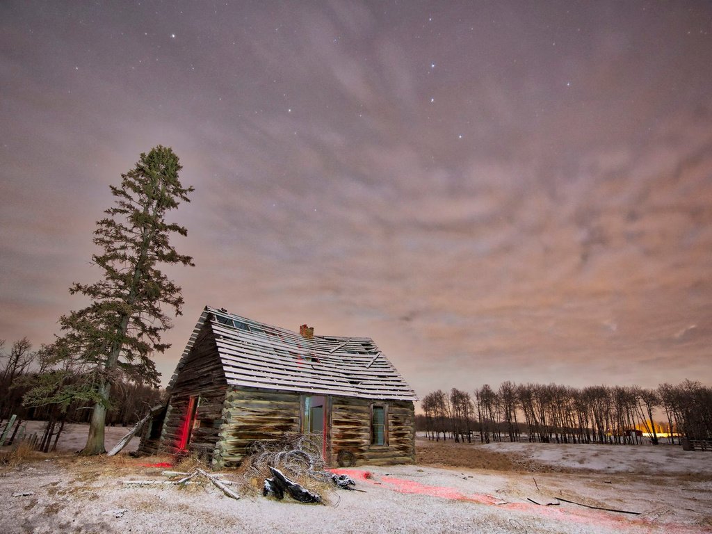 Обои небо, деревья, снег, дерево, зима, звезды, рассвет, хижина, the sky, trees, snow, tree, winter, stars, dawn, hut разрешение 1920x1279 Загрузить