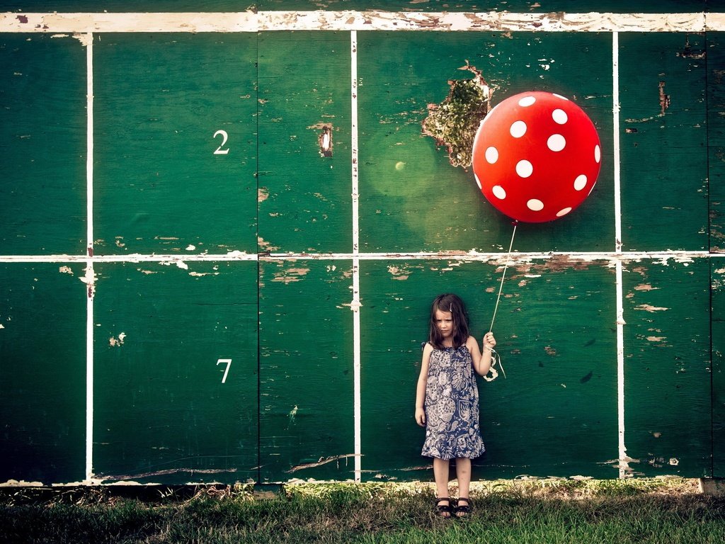 Обои фон, стена, дети, девочка, шар, воздушный шарик, background, wall, children, girl, ball, a balloon разрешение 2560x1600 Загрузить