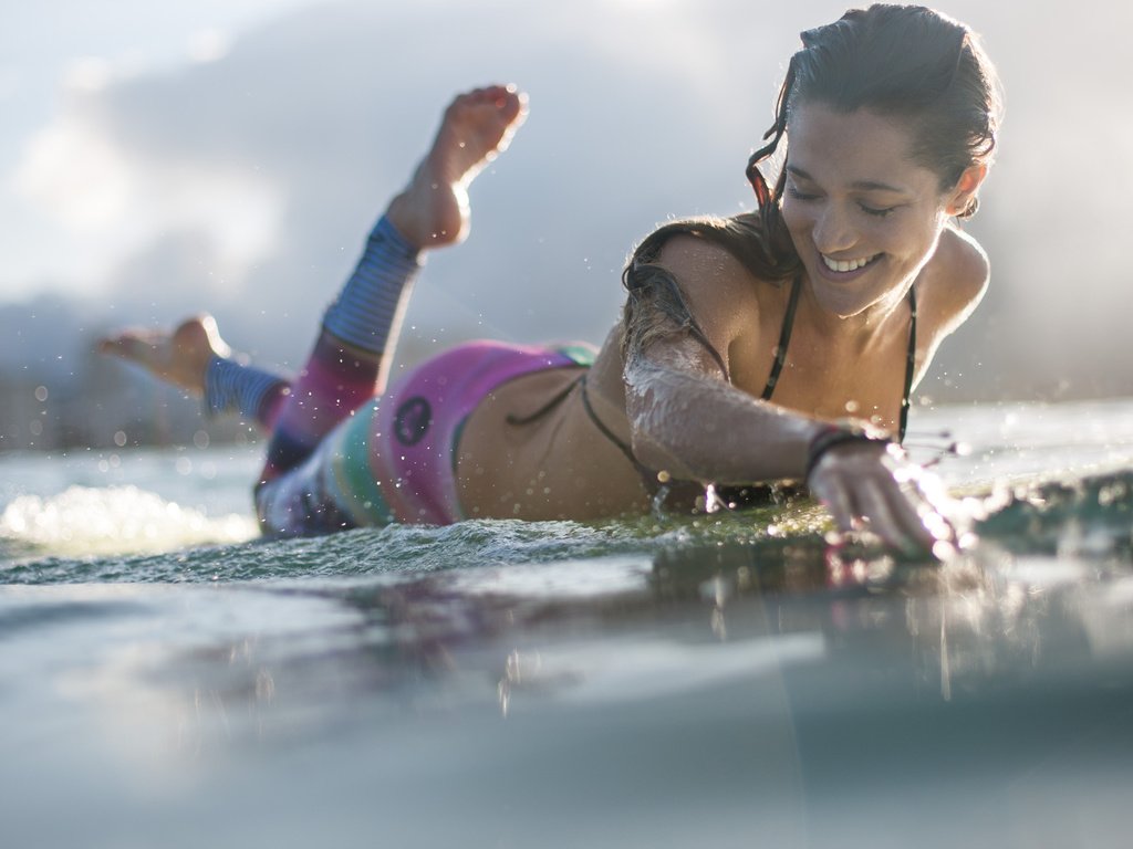 Обои вода, девушка, настроение, улыбка, взгляд, волосы, water, girl, mood, smile, look, hair разрешение 2000x1333 Загрузить