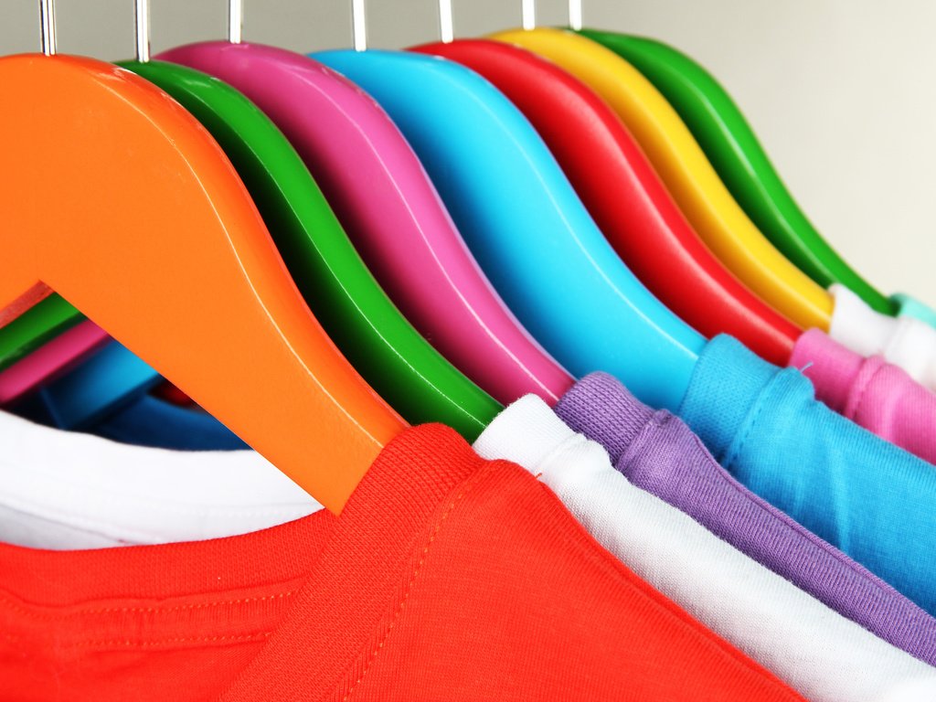 Обои одежда, окрас, вешалки, футболки, clothing, color, hanger, t-shirt разрешение 3840x2400 Загрузить