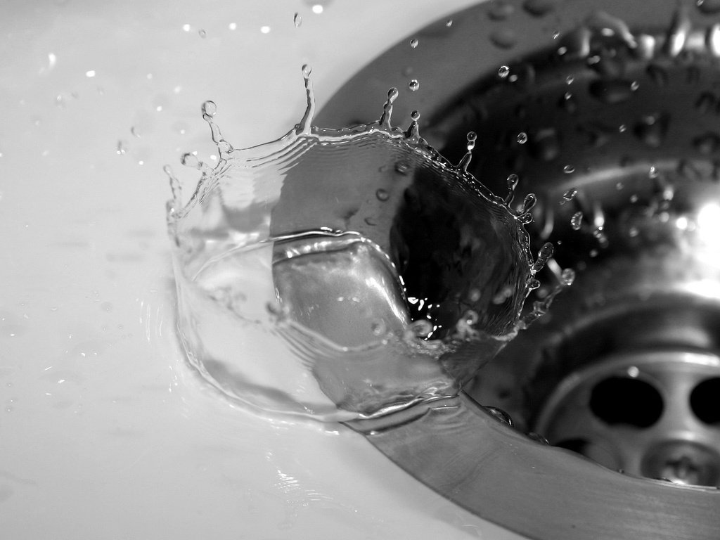 Обои вода, капли, чёрно-белое, брызги, всплеск, раковина, water, drops, black and white, squirt, splash, sink разрешение 2560x1600 Загрузить