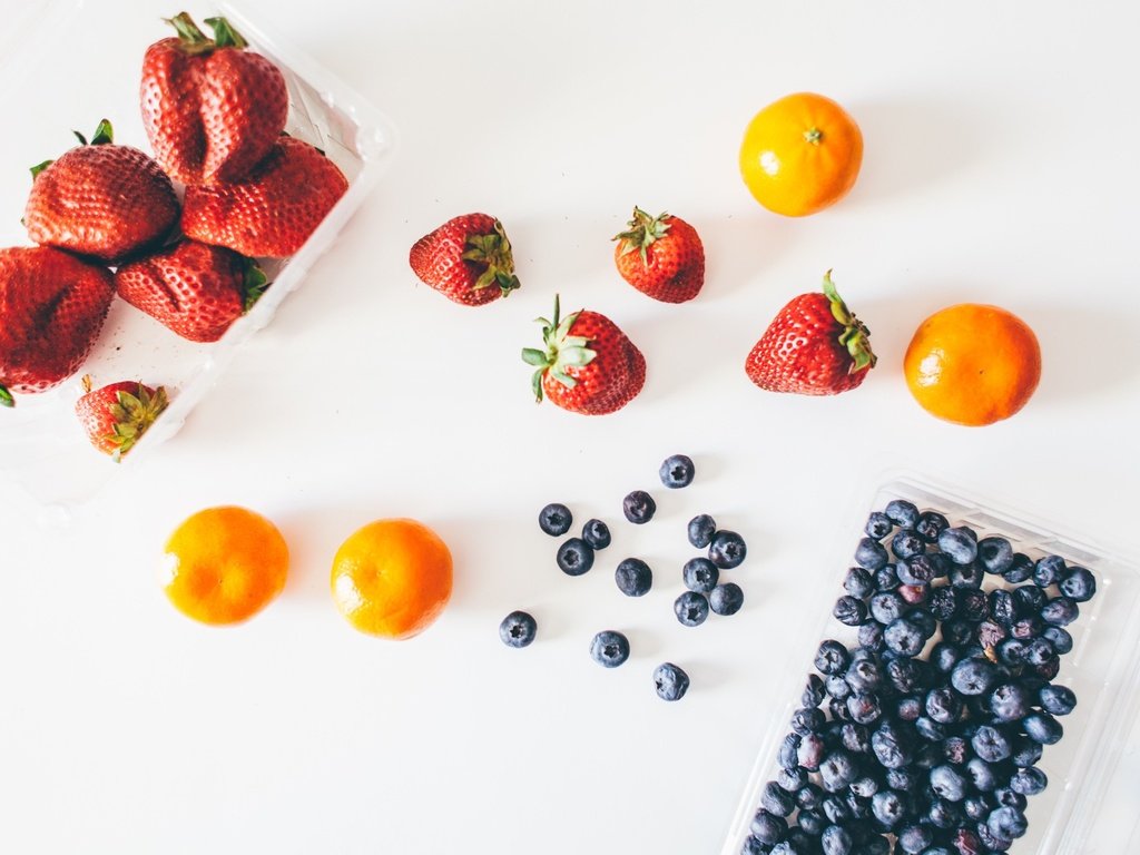 Обои фрукты, клубника, ягоды, черника, мандарины, fruit, strawberry, berries, blueberries, tangerines разрешение 1950x1300 Загрузить