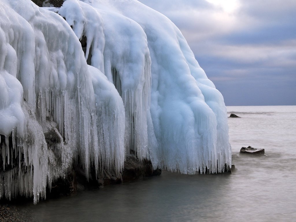 Обои небо, море, скала, горизонт, лёд, сосульки, ледник, глыба, the sky, sea, rock, horizon, ice, icicles, glacier, lump разрешение 2048x1365 Загрузить