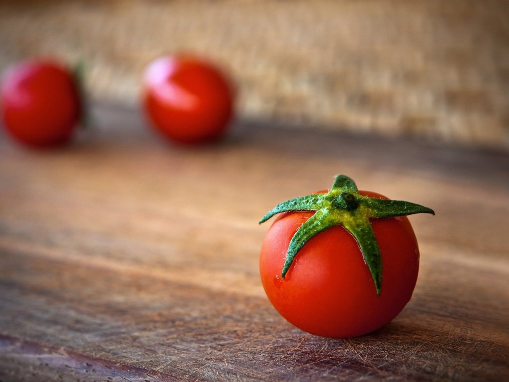 Обои овощи, помидоры, томаты, деревянная поверхность, vegetables, tomatoes, wooden surface разрешение 3000x1930 Загрузить