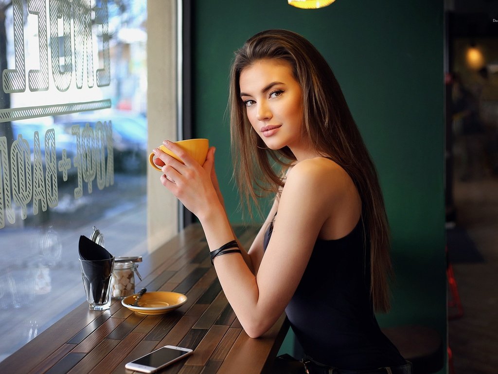 Обои девушка, улыбка, брюнетка, модель, чай, girl, smile, brunette, model, tea разрешение 1920x1280 Загрузить