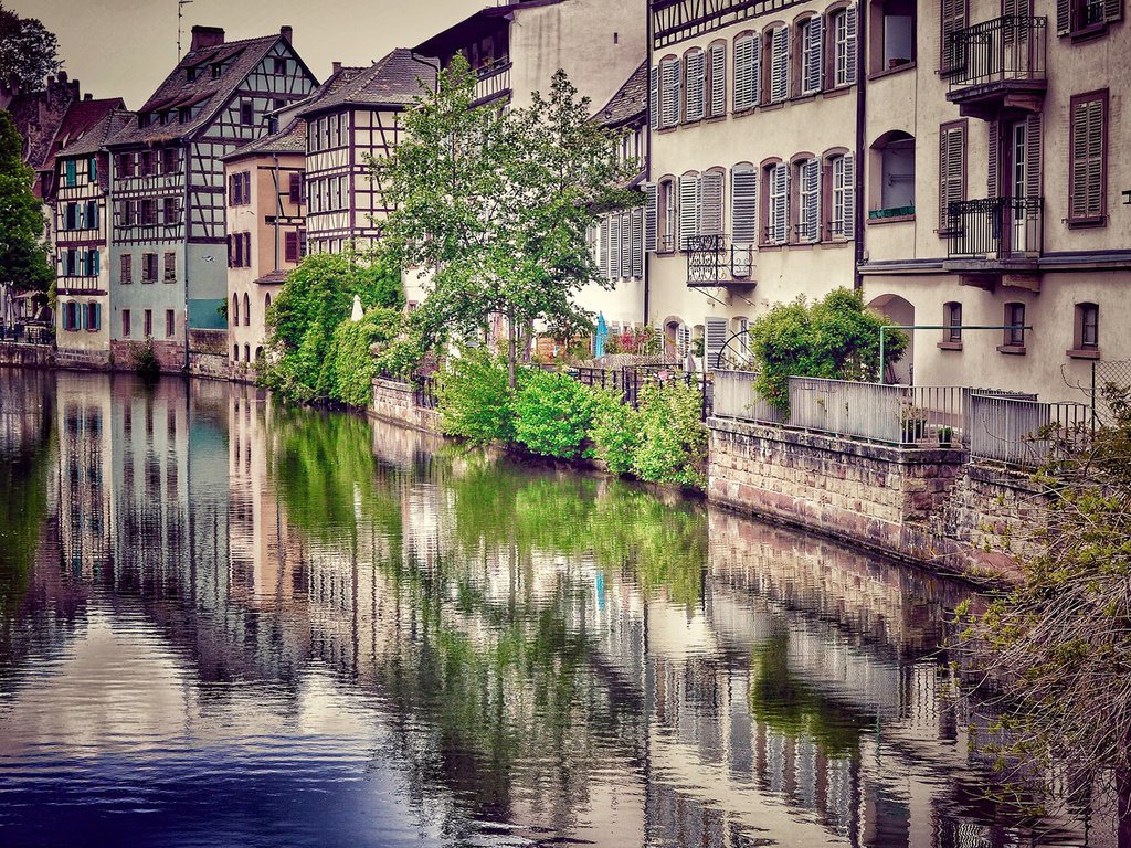 Обои река, город, европа, франция, страсбург, river, the city, europe, france, strasbourg разрешение 1920x1200 Загрузить