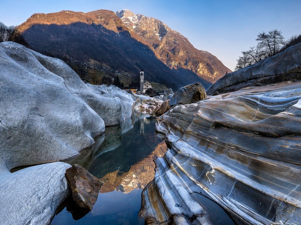 Обои озеро, тичино, горы, лавертеццо, скалы, verzasca river, швейцария, скалы-, башня, церковь, долина верзаска, verzasca valley, река верзаска, the verzasca river, lake, ticino, mountains, lavertezzo, rocks, switzerland, tower, church, valley verzasca разрешение 2048x1173 Загрузить