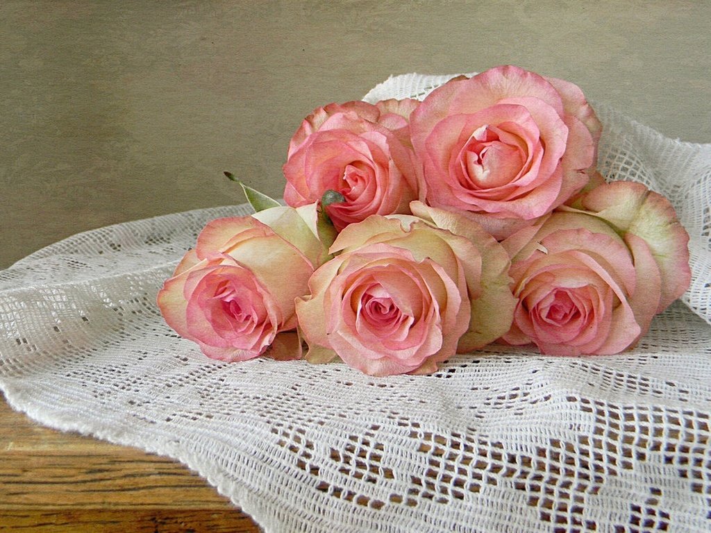 Обои цветы, розы, букет, розовые, скатерть, flowers, roses, bouquet, pink, tablecloth разрешение 2048x1278 Загрузить