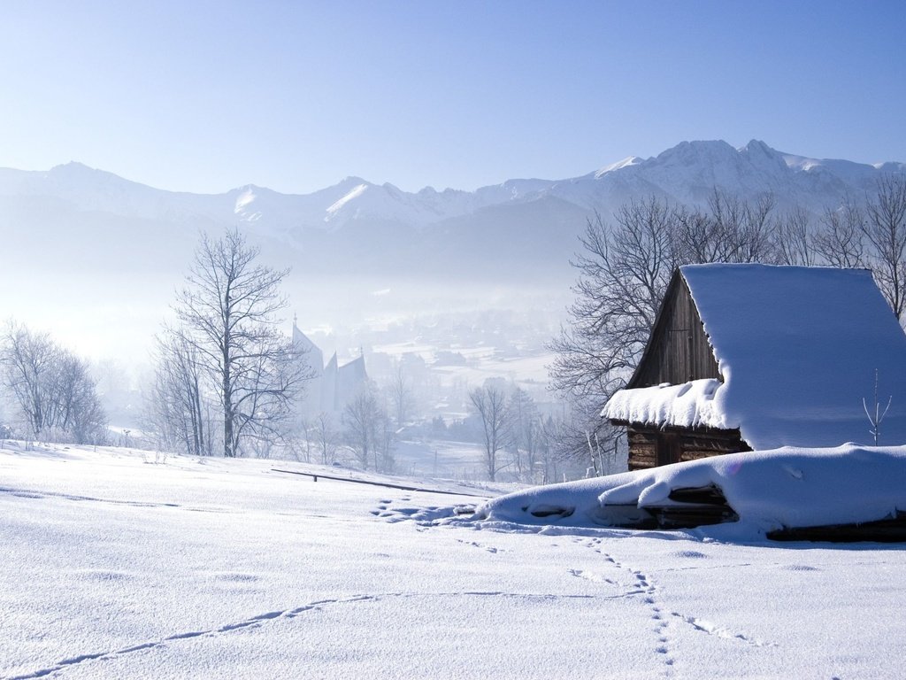 Обои деревья, горы, снег, зима, пейзаж, дом, следы, trees, mountains, snow, winter, landscape, house, traces разрешение 2512x1670 Загрузить