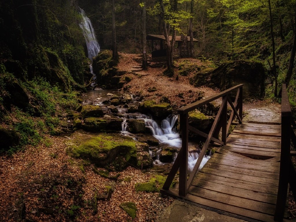 Обои камни, мостик, лес, ручей, водопад, мох, хижина, ivailo bosev, stones, the bridge, forest, stream, waterfall, moss, hut разрешение 1920x1251 Загрузить