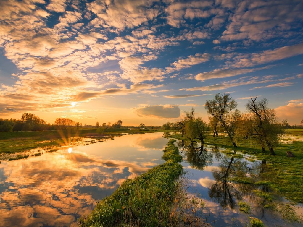 Обои облака, вода, река, восход, солнце, clouds, water, river, sunrise, the sun разрешение 3840x2160 Загрузить