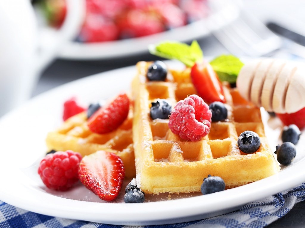 Обои малина, клубника, ягоды, черника, завтрак, вафли, raspberry, strawberry, berries, blueberries, breakfast, waffles разрешение 2880x1800 Загрузить