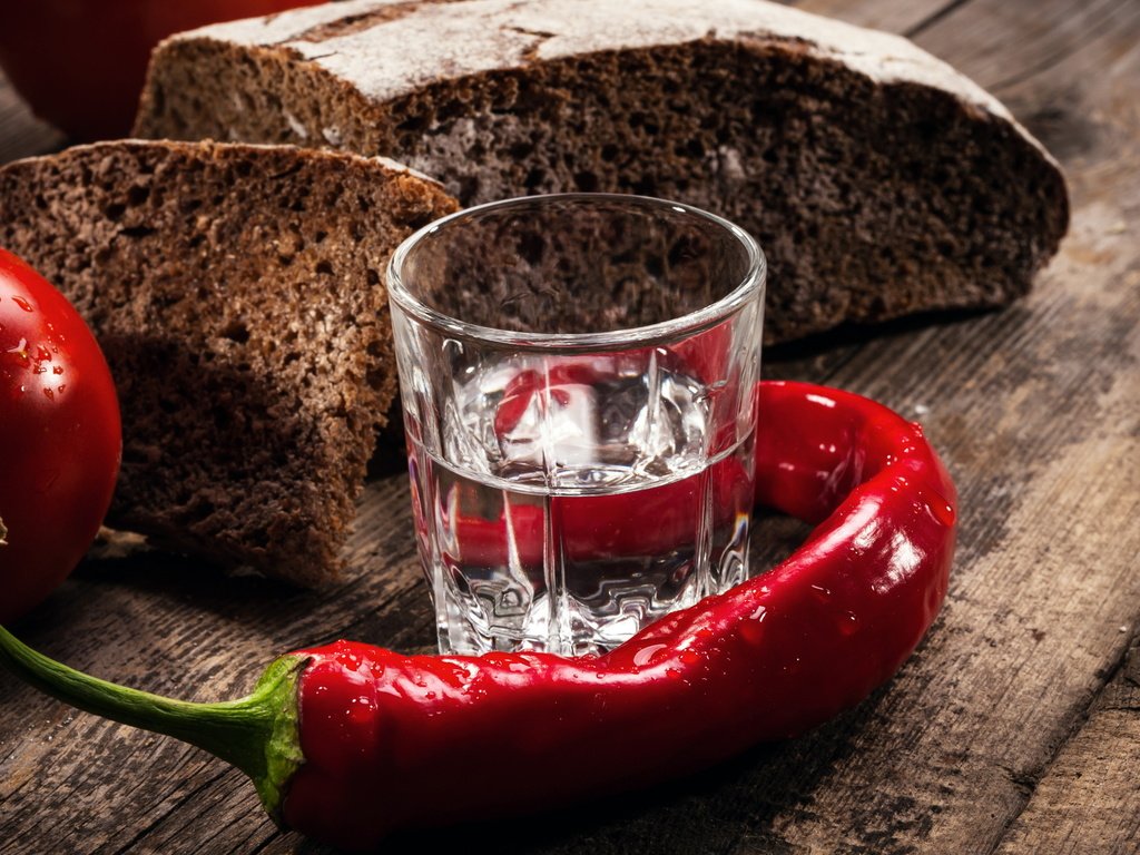 Обои хлеб, водка, чили, перец, рюмка, деревянная поверхность, bread, vodka, chile, pepper, glass, wooden surface разрешение 2719x2009 Загрузить