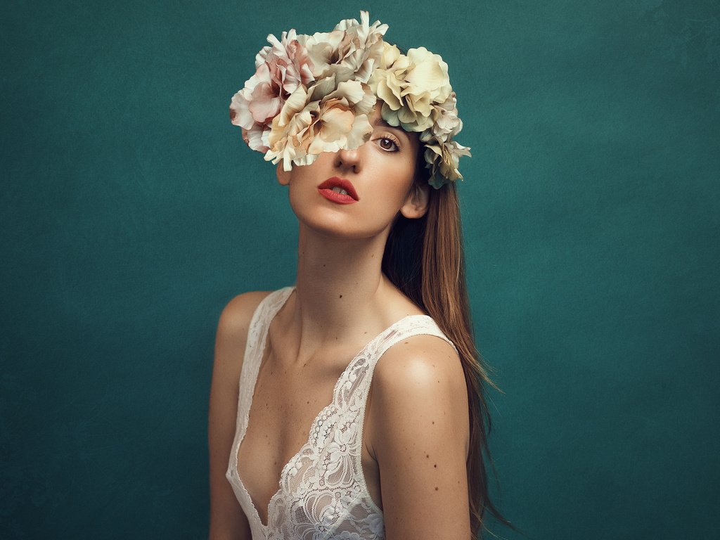 Обои цветы, девушка, фон, поза, губы, лицо, длинные волосы, mara saiz, flowers, girl, background, pose, lips, face, long hair разрешение 2048x1365 Загрузить