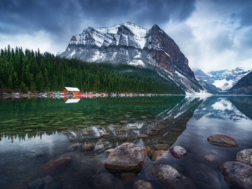 Обои деревья, озеро, горы, камни, утро, дома, канада, trees, lake, mountains, stones, morning, home, canada разрешение 1920x1280 Загрузить