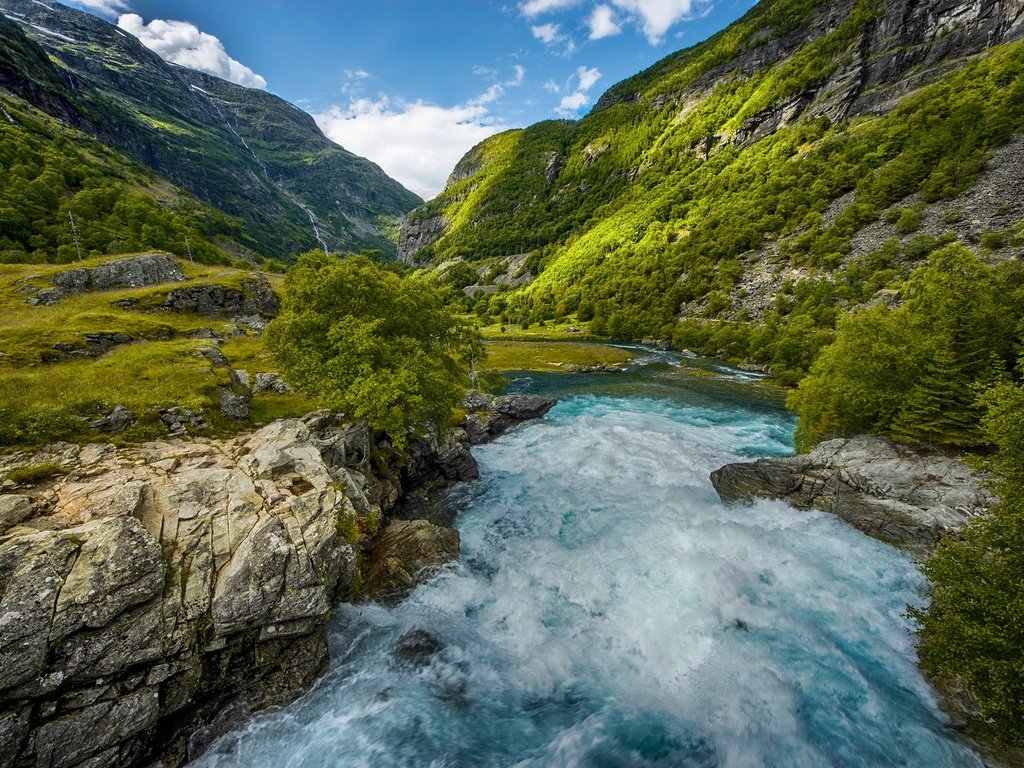 Обои деревья, река, горы, камни, ущелье, норвегия, течение, sogn og fjordane, aurland, trees, river, mountains, stones, gorge, norway, for разрешение 2200x1467 Загрузить