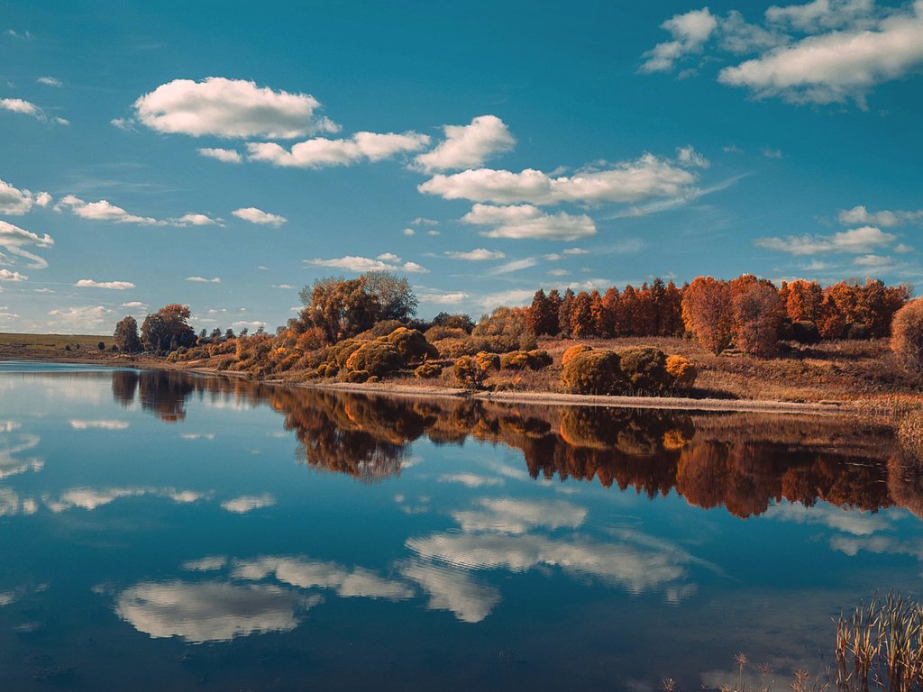 Обои небо, облака, озеро, природа, лес, отражение, пейзаж, осень, the sky, clouds, lake, nature, forest, reflection, landscape, autumn разрешение 1920x1200 Загрузить